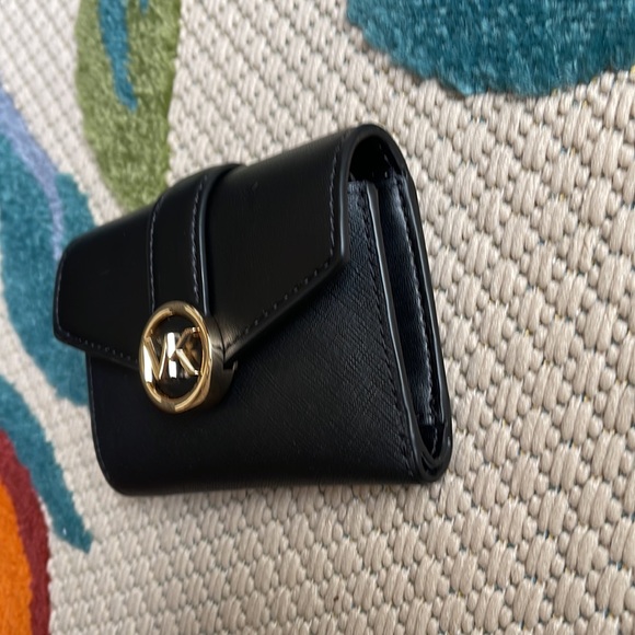 MICHAEL KORS CARMEN MEDIUM LOGO AND FAUX LEATHER WALLET BLACK - Picture 14 of 16